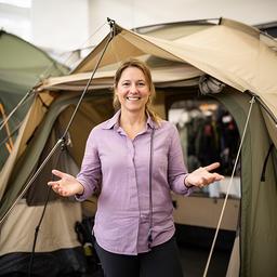 Ramona Kaefer im Showroom zwischen aufgebauten Trekkingzelten
